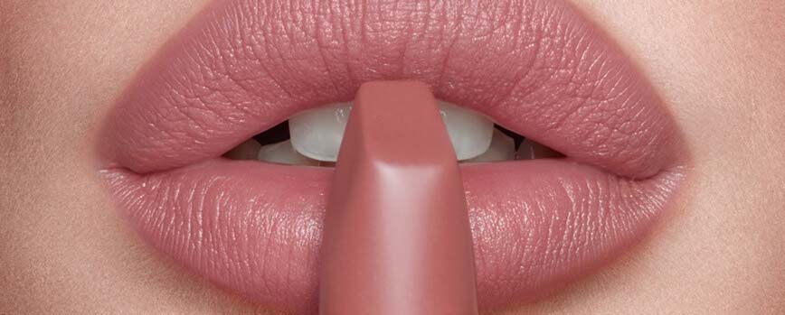 ¿Cómo aplicar un pintalabios nude?