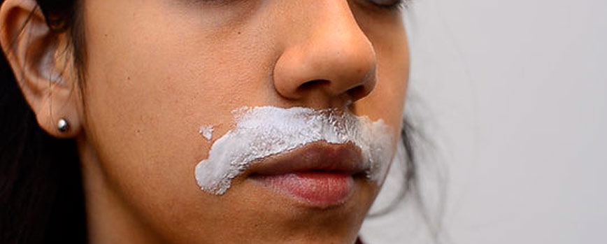 ¿Cómo se aplica una crema para eliminar el vello facial?