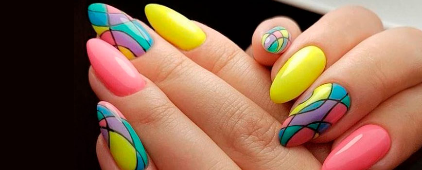 Dibujos geométricos en uñas multicolor