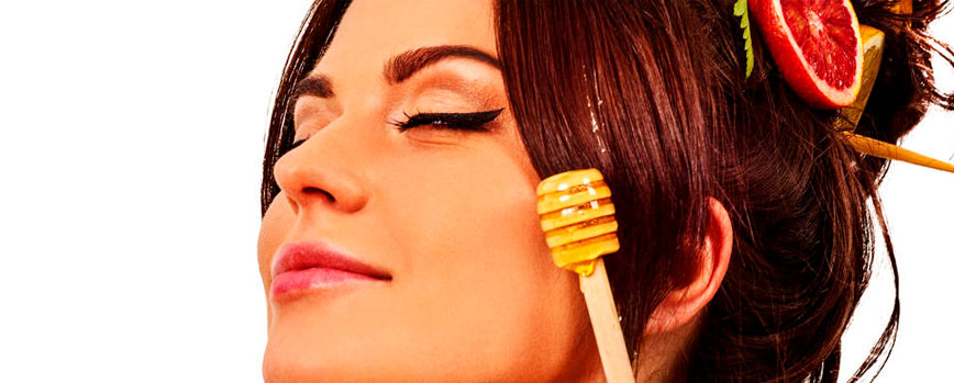 4. Mascarilla casera exfoliante para la cara de almendras y miel