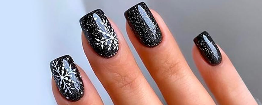 6. Uñas negras navideñas con glitter