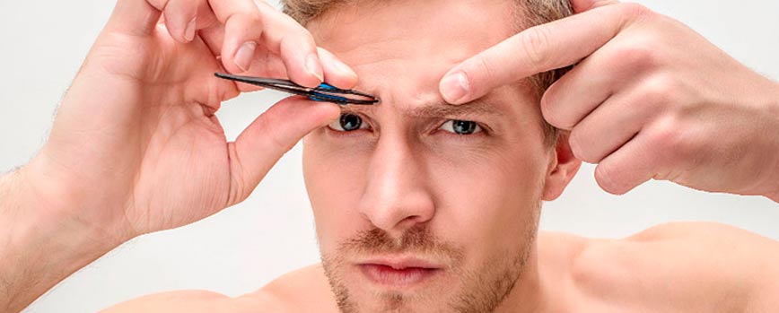 ¿Cómo depilar las cejas de hombre paso a paso con pinzas?