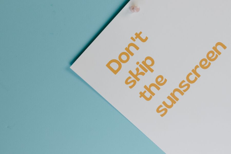 Cartel de diseño minimalista que enfatiza la importancia del uso de protector solar.