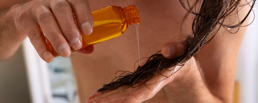 Rutina nocturna de golpes de cabello de hombre de alto ángulo