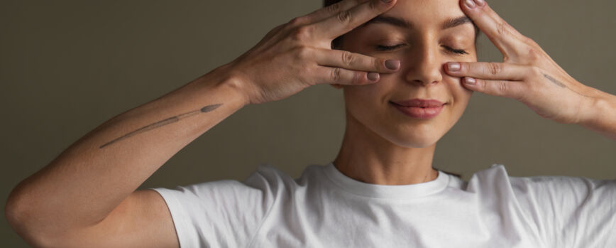 Retrato de mujer joven practicando yoga facial para jóvenes