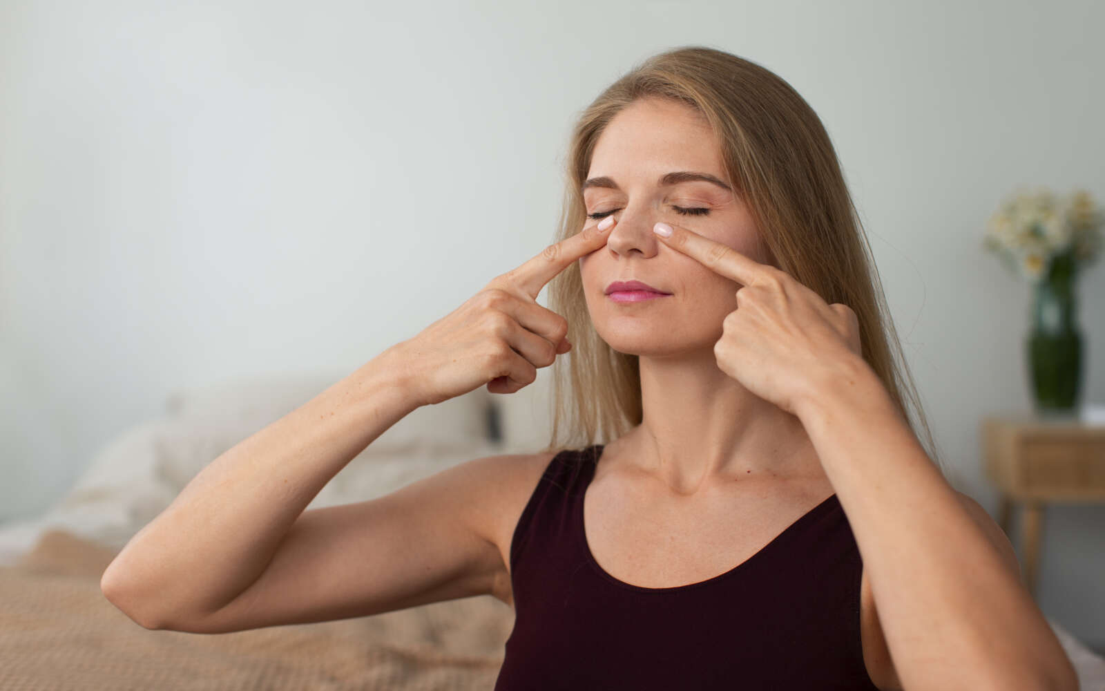 Vista frontal mujer practicando yoga facial
