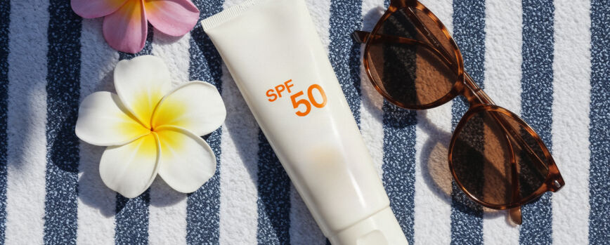 Lo esencial para el verano: protector solar, gafas de sol y flores