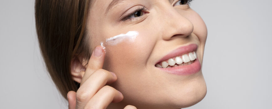 Mujer haciendo tratamientos de belleza y cuidado
