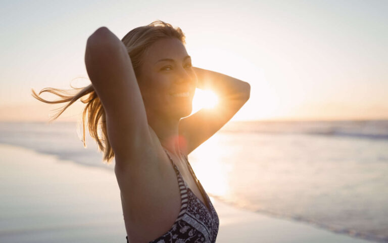 Retrato de mujer feliz en la playa