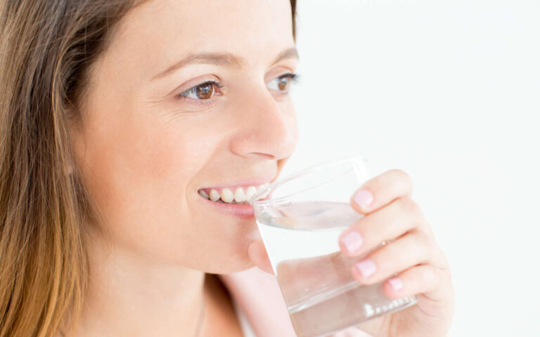 Primer plano, positivo, joven, mujer, bebiendo, agua