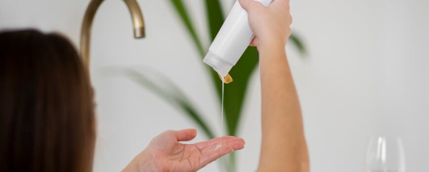 Mujer joven preparándose para la hora del baño