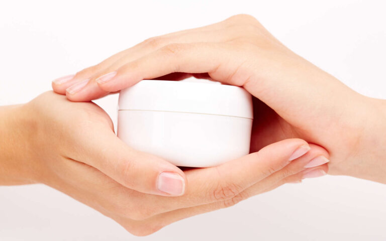 Manos femeninas con cosméticos