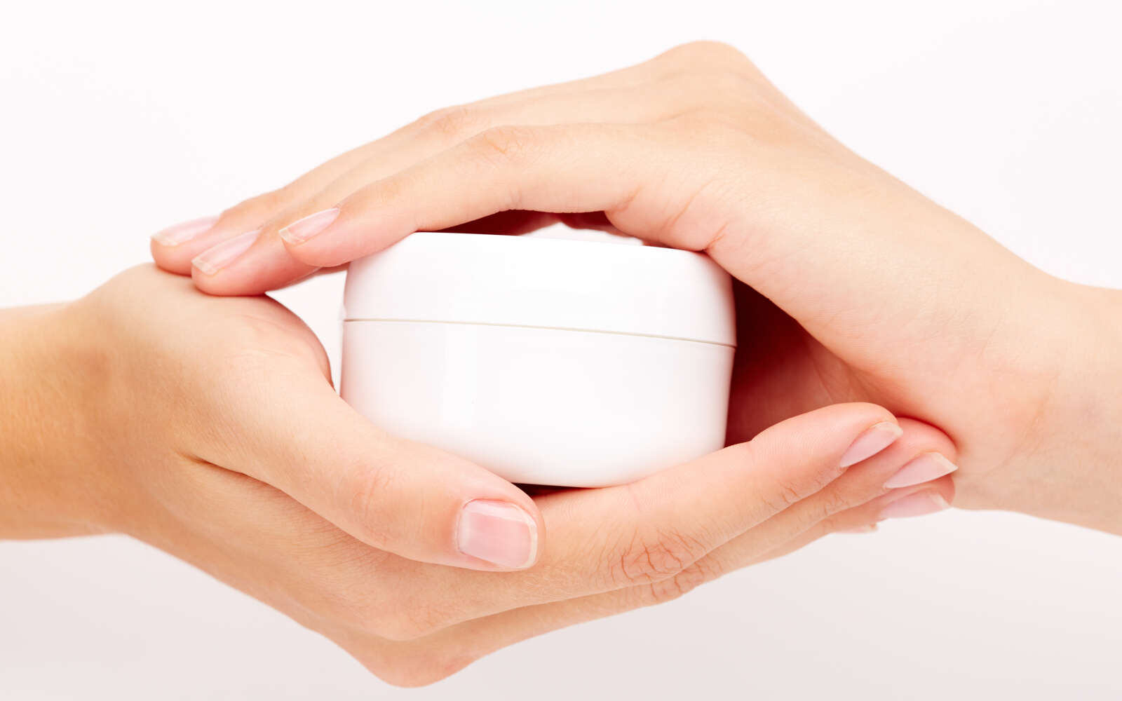 Manos femeninas con cosméticos