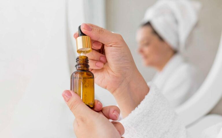 Primer plano, valor en cartera de mujer, suero